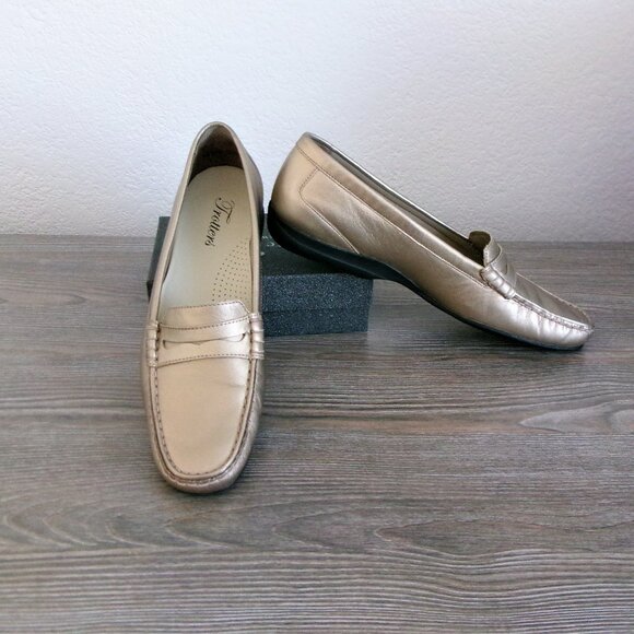 Trotters FRANCIE II Gold Metallic Leather Loafers 7.5N 7.5 Narrow - Picture 1 of 15